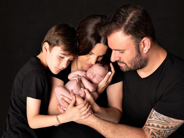 Reportaje de recién nacido con mamá, papá y hermanito mayor en Barcelona
