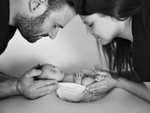 Reportaje de recién nacido con mamá, papá y hermanito mayor en Barcelona