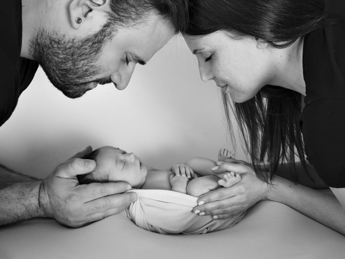 Reportaje de recién nacido con mamá, papá y hermanito mayor en Barcelona