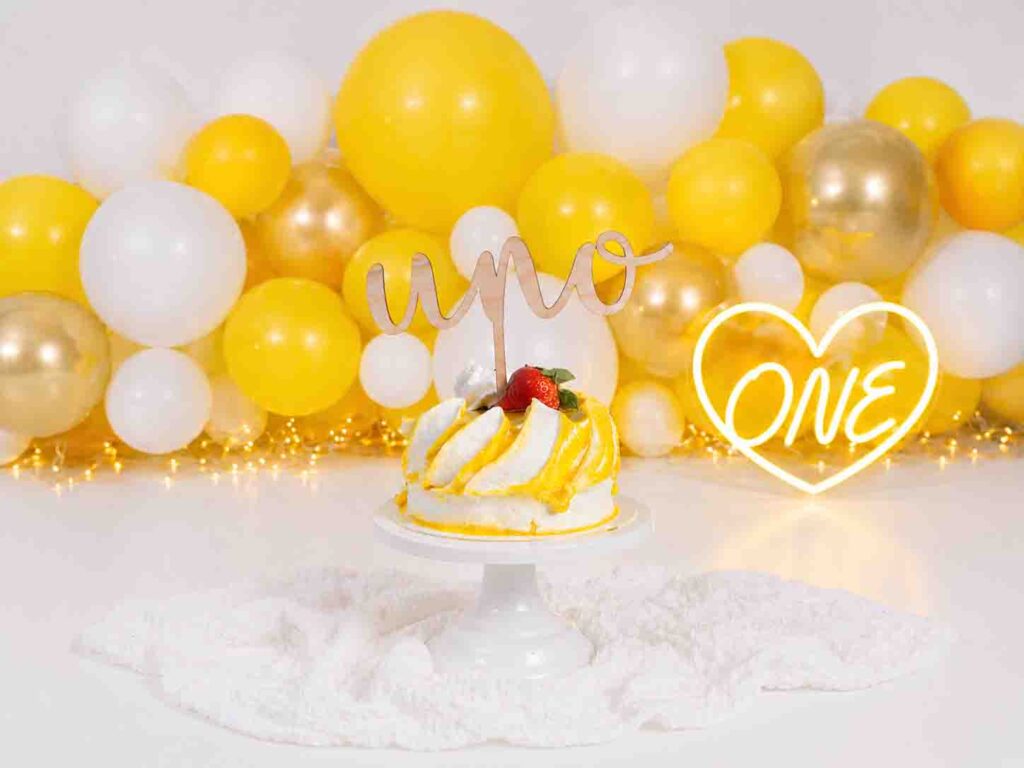 Decorado amarillo para sesión smash cake minimalista en Barcelona
