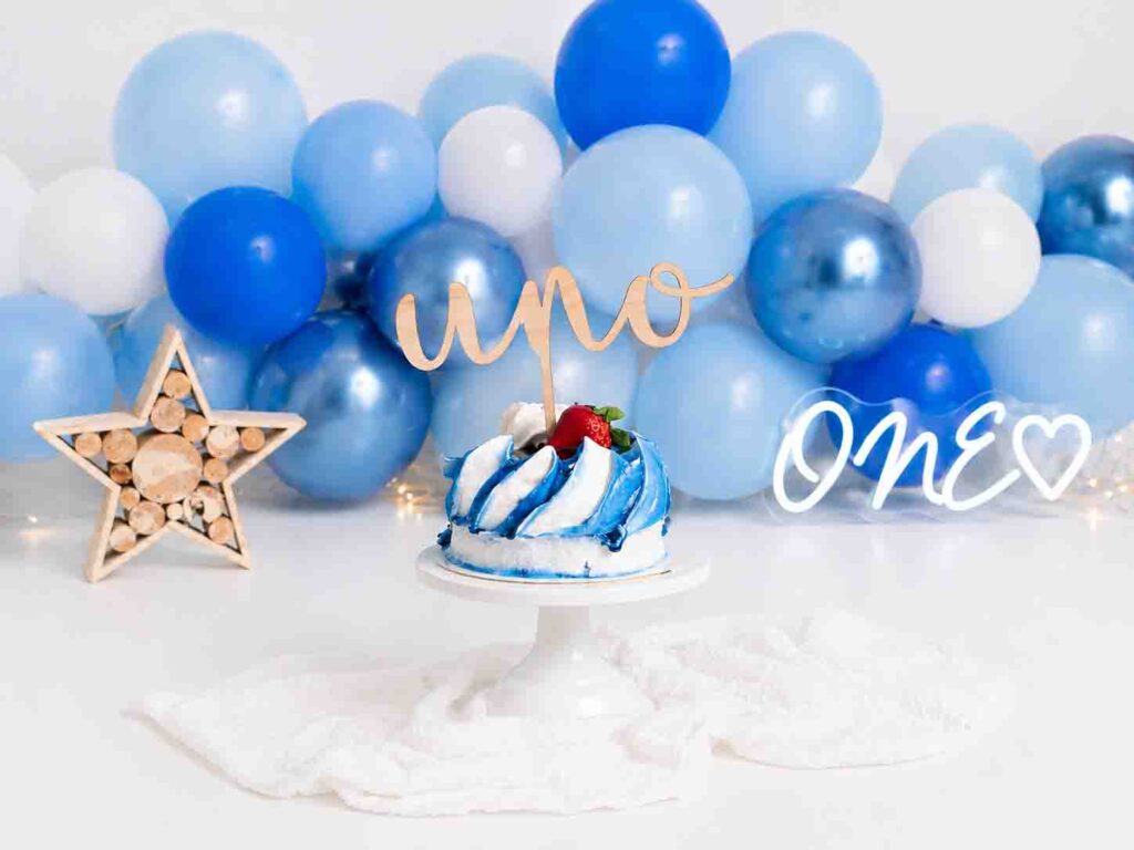 Decorado azul para sesión smash cake minimalista en Barcelona