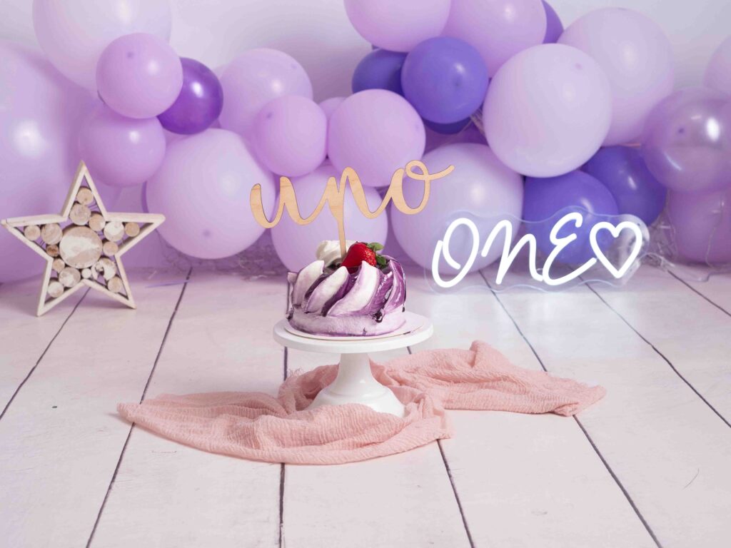 Decorado lila para sesión smash cake minimalista en Barcelona