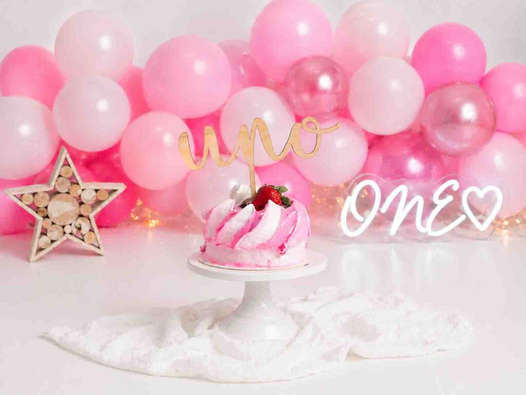 Decorado rosa para sesión smash cake minimalista en Barcelona
