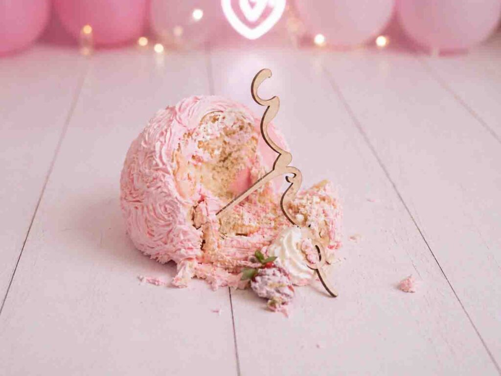 Pastel smash cake rosa en estudio fotográfico