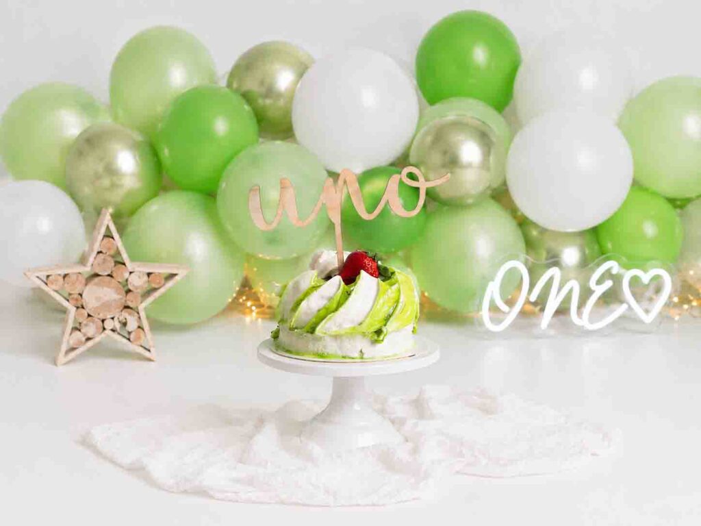 Decorado verde para sesión smash cake minimalista en Barcelona