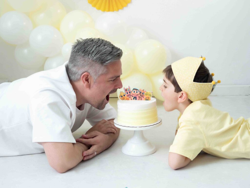 Padre e hijo celebrando cumpleaños con pastel de Fa La La en sesión infantil