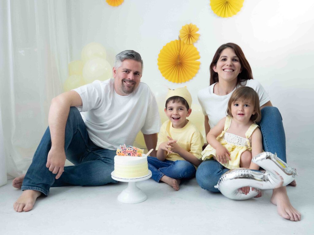 Familia con dos hijos durante una sesión de cumpleaños infantil en Barcelona