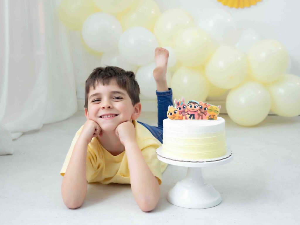Fotos de cumpleaños infantil para niño de 5 años en estudio