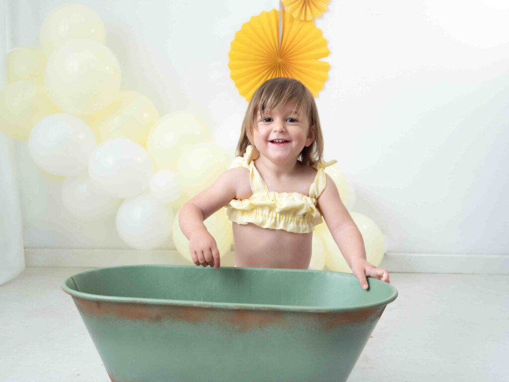 Niña de 2 años durante una sesión smash cake infantil en Barcelona