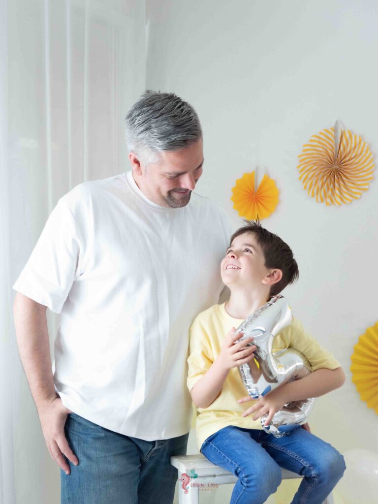 Niño de 5 años con su padre durante una sesión smash cake
