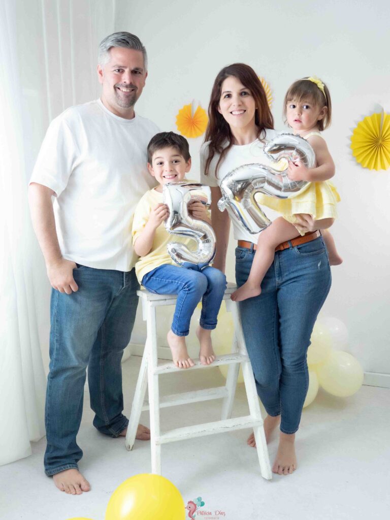 Padres con sus hijos en una sesión smash cake familiar