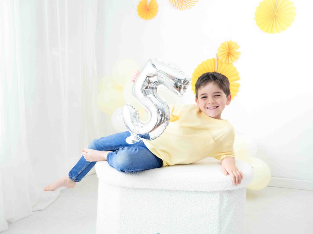 Sesión de fotos para niño de 5 años con smash cake personalizado