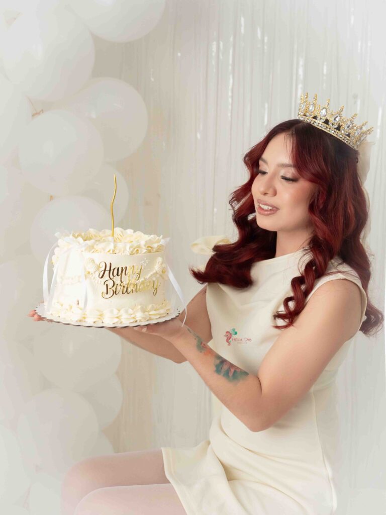 Mujer celebrando su cumpleaños con una sesión de fotos elegante en Barcelona