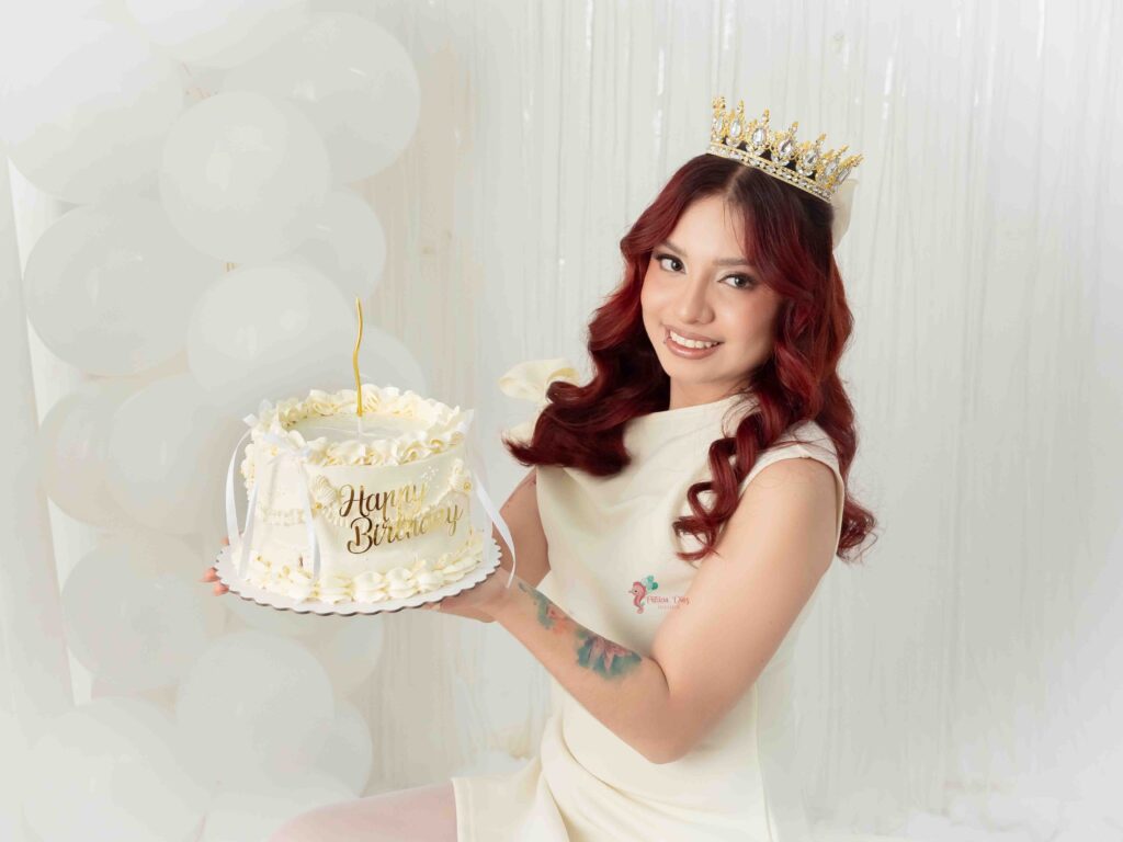 Sesión de fotos de cumpleaños para mujer en Barcelona con vestido blanco y estilo elegante