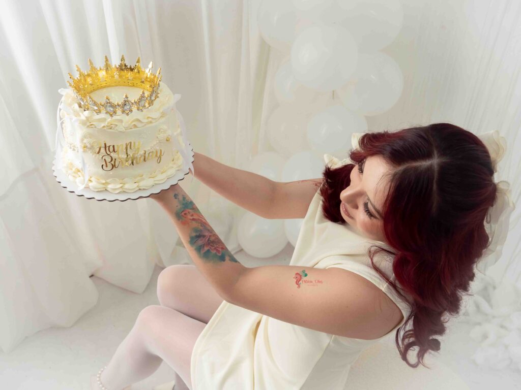 Birthday photoshoot femenina en Barcelona con corona y pastel elegante